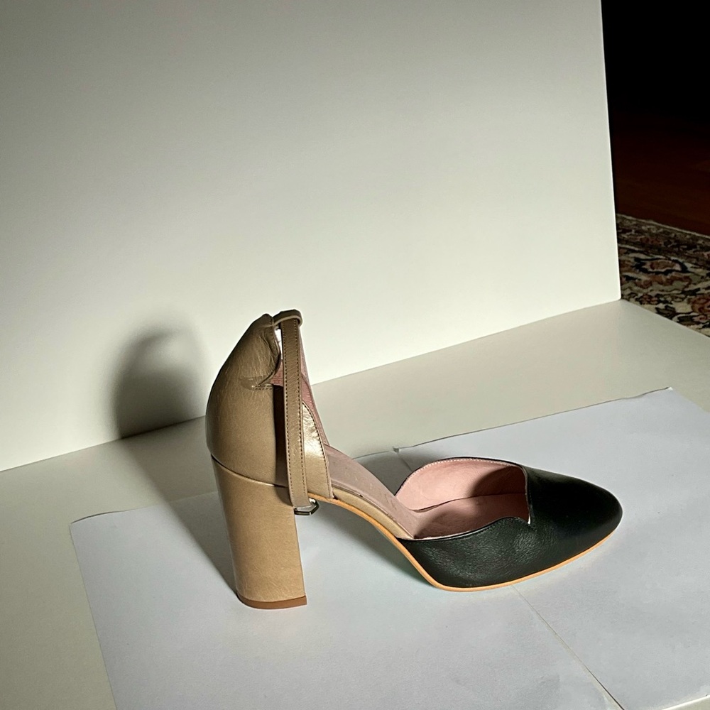 LIKE NEW NAVY PUMPS